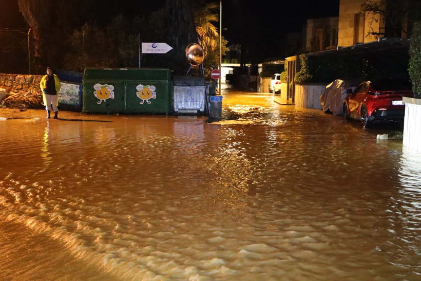 Bodrum'da sağanak hayatı felç etti! 1 evin istinat duvarı çöktü yollar göle döndü - Resim : 4