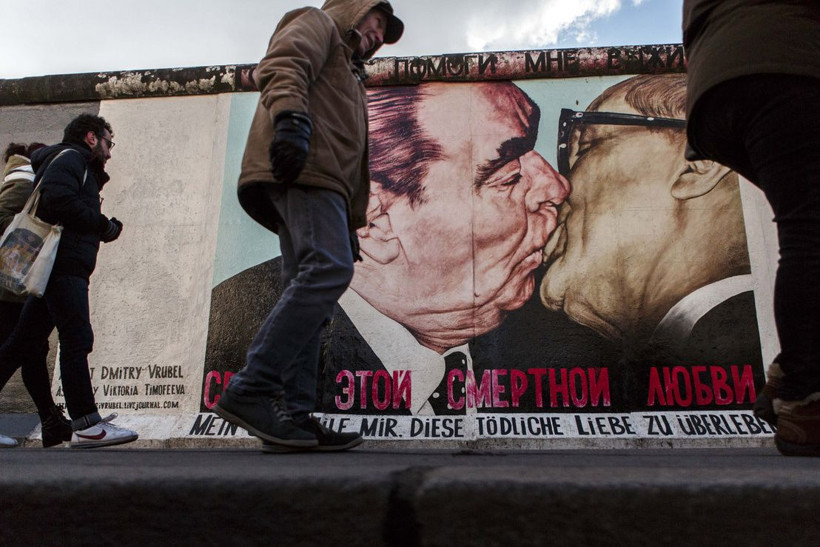 Berlin Duvarı önünde öpücük partiyi karıştırdı: AKP'li meclis üyesi Mehmet Ergüneş eşiyle dudak dudağa! - Resim: 4