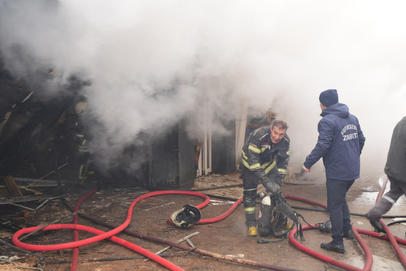 Patlama sonrası alevler y&uuml;kseldi: Erzurum'da kereste fabrikasında facia: &Ouml;l&uuml; ve yaralılar var - Resim : 4