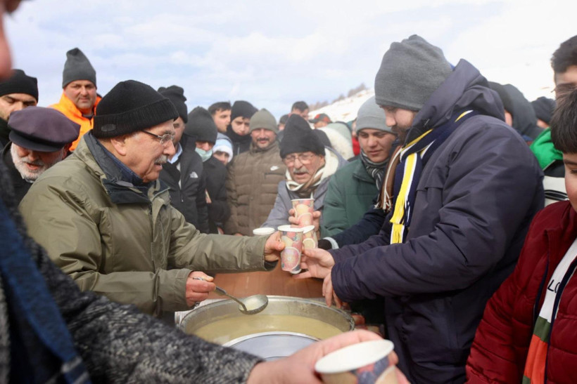Yaylada metrelerce karın &uuml;st&uuml;nde &ccedil;iftetelli - Resim : 2