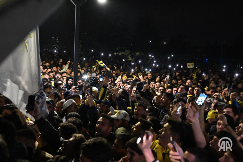 Kante'yi bekleyen taraftarlar