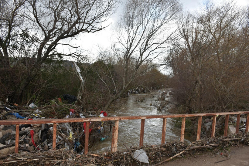 Azgın sularda umutlar tükendi: İki kadının cansız bedeni bulundu: Sel köprüyü yuttu - Resim : 4