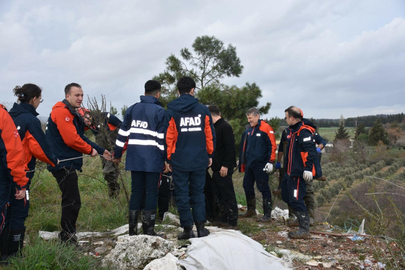 Azgın sularda umutlar tükendi: İki kadının cansız bedeni bulundu: Sel köprüyü yuttu - Resim : 2