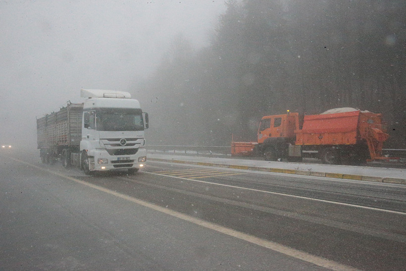 Bolu Dağı beyaza büründü: D-100'de kar alarmı: Ekipler gece gündüz çalışıyor... - Resim : 1