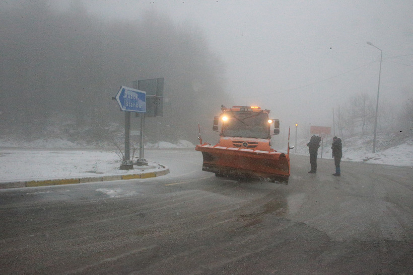 Bolu Dağı beyaza büründü: D-100'de kar alarmı: Ekipler gece gündüz çalışıyor... - Resim : 6
