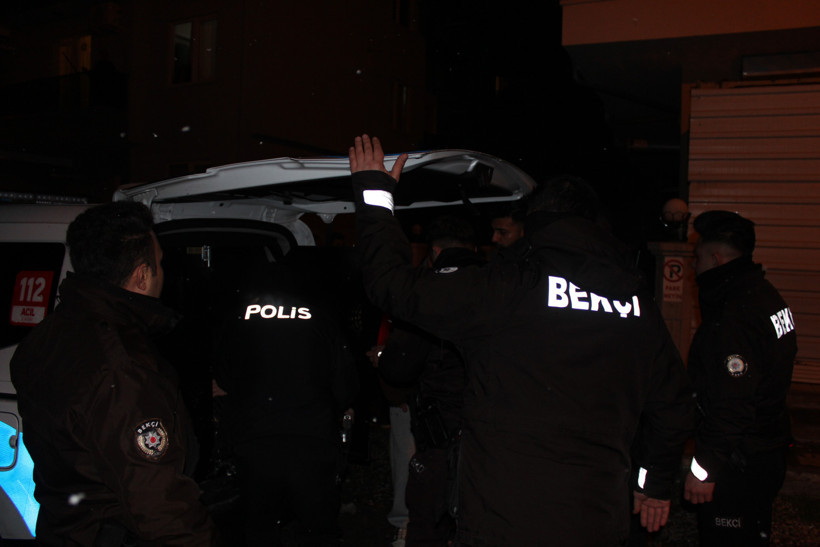 G&uuml;r&uuml;lt&uuml; kavgası meydan savaşına d&ouml;nd&uuml;: Polis kavgayı biber gazı ile ayırdı: 7 g&ouml;zaltı - Resim : 5