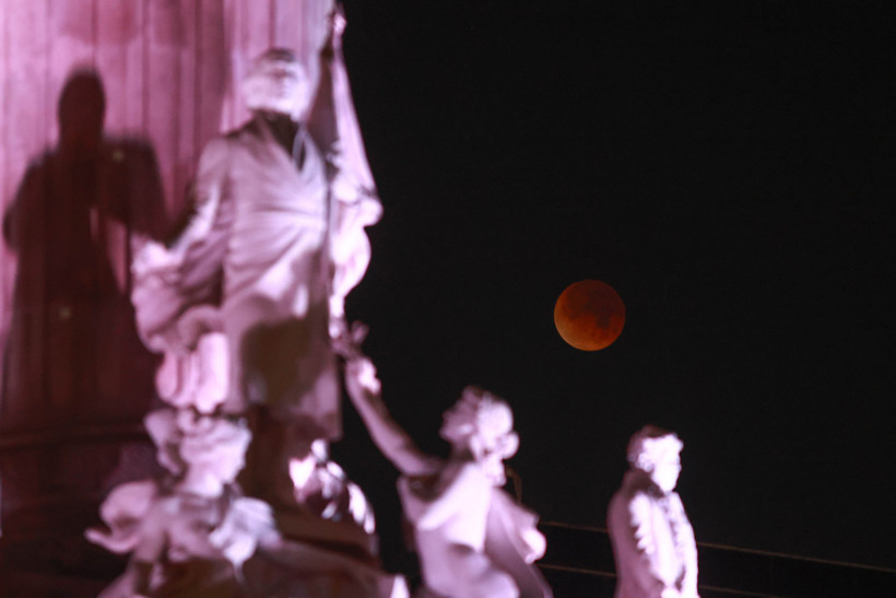 Ay tutulması Meksika&rsquo;da g&ouml;ky&uuml;z&uuml;n&uuml; kızıla boyadı - Resim : 2