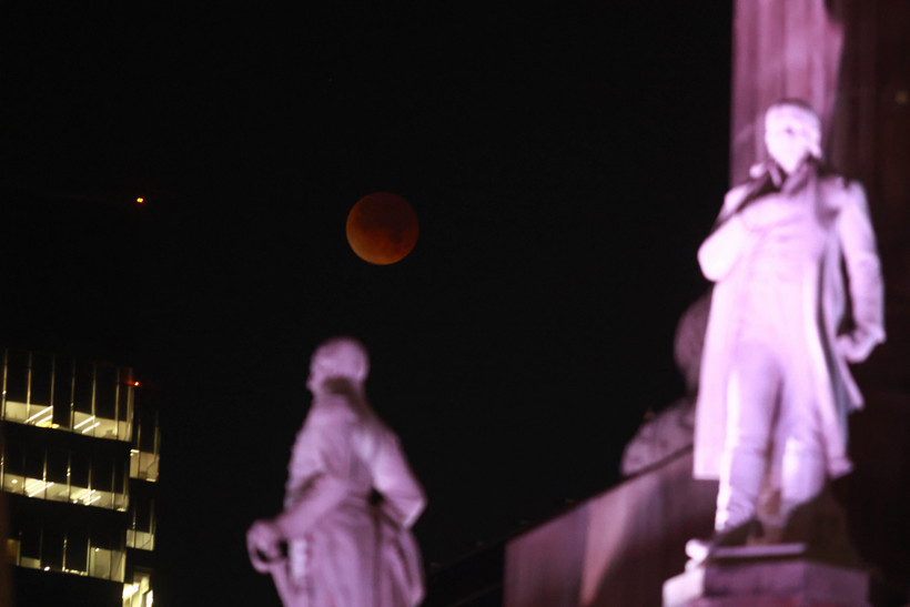 Ay tutulması Meksika&rsquo;da g&ouml;ky&uuml;z&uuml;n&uuml; kızıla boyadı - Resim : 1