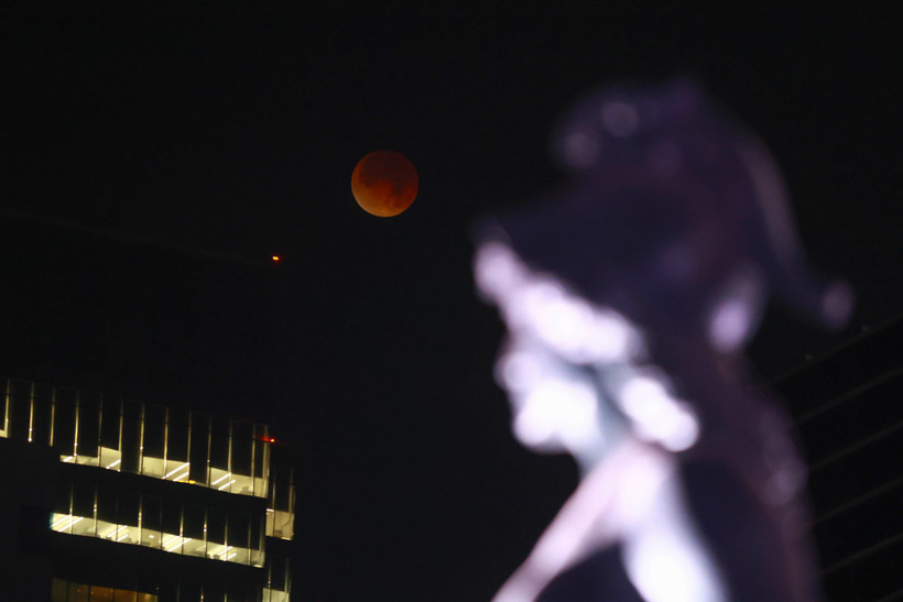 Ay tutulması Meksika&rsquo;da g&ouml;ky&uuml;z&uuml;n&uuml; kızıla boyadı - Resim : 3