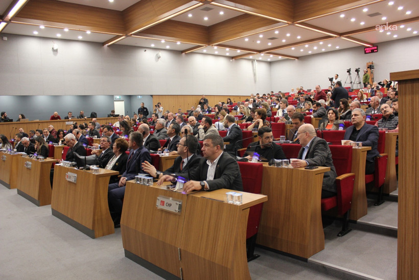 İzmir B&uuml;y&uuml;kşehir Belediye Meclisi&rsquo;nde AKP'li ve CHP'li &uuml;yeler arasında gerilim - Resim : 1