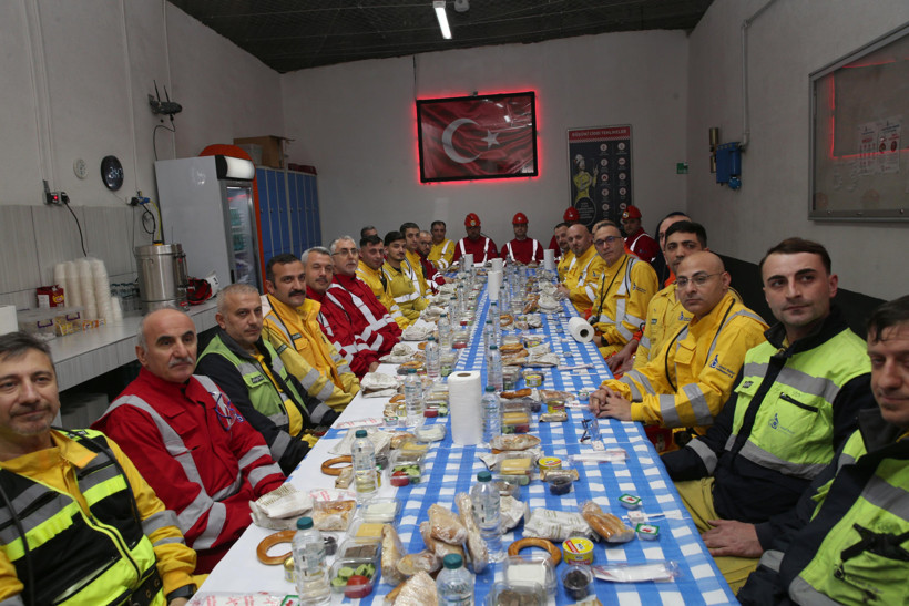 Yerin 320 metre altında manevi buluşma: Bakan Işıkhan madencilerle sahur sofrasında - Resim : 3