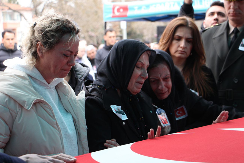Katar'da şehit olan binbaşı Sinan Taştekin’e memleketi Isparta’da son veda: Annesi ve eşi ayakta duramadı - Resim: 7
