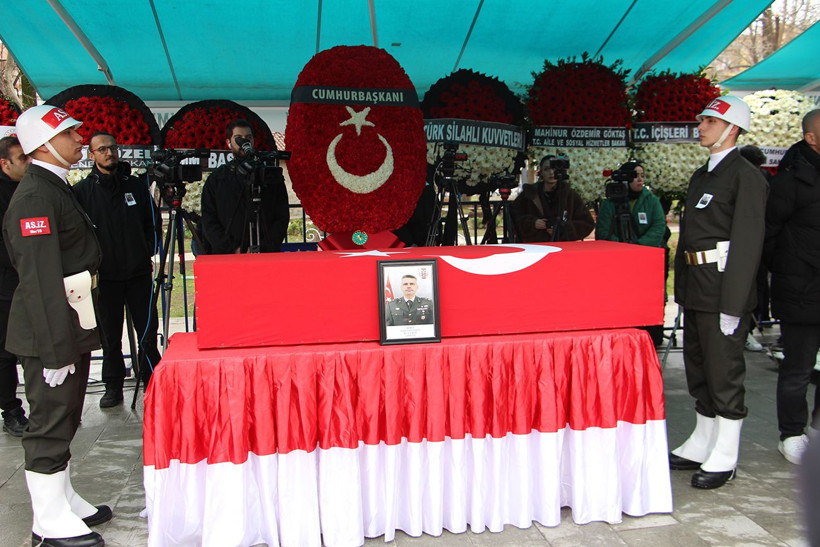 Katar'da şehit olan binbaşı Sinan Taştekin’e memleketi Isparta’da son veda: Annesi ve eşi ayakta duramadı - Resim: 9