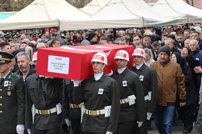 Katar'da şehit olan binbaşı Sinan Taştekin’e memleketi Isparta’da son veda: Annesi ve eşi ayakta duramadı - Resim: 10