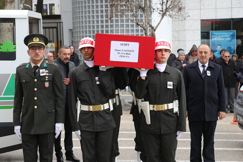 Katar'da şehit olan binbaşı Sinan Taştekin’e memleketi Isparta’da son veda: Annesi ve eşi ayakta duramadı - Resim: 3
