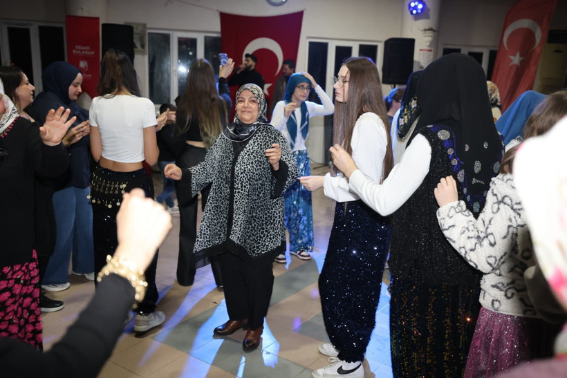 Sultanlar şalvar gecesinde buluştu: Manisa&rsquo;da renkli anlar - Resim : 2