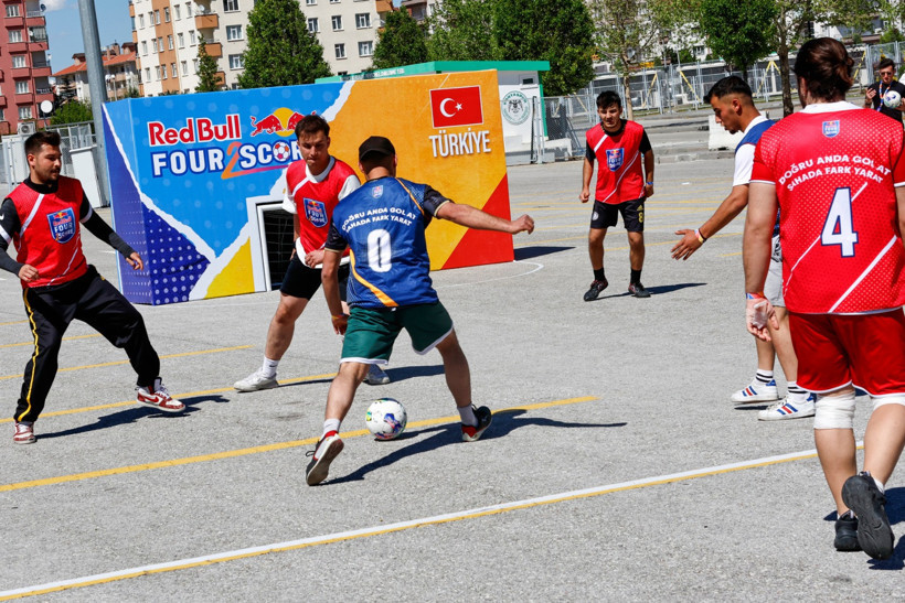 Red Bull Four 2 Score sokak futbolu turnuvası başlıyor - Resim : 1