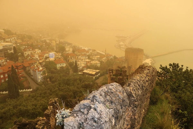 Türkiye’de bazı şehirler çöl tozuna büründü: Çamur yağdı - Resim: 6