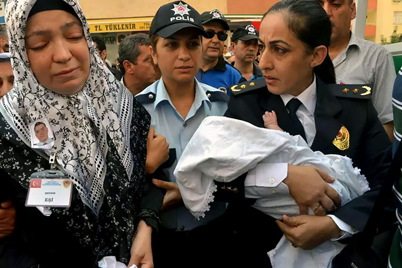 Şehitlikteki yazıyı okuyanlar gözyaşlarına hakim olmadı: Yusuf görmediği babasını ‘kral’ ilan etti - Resim: 5