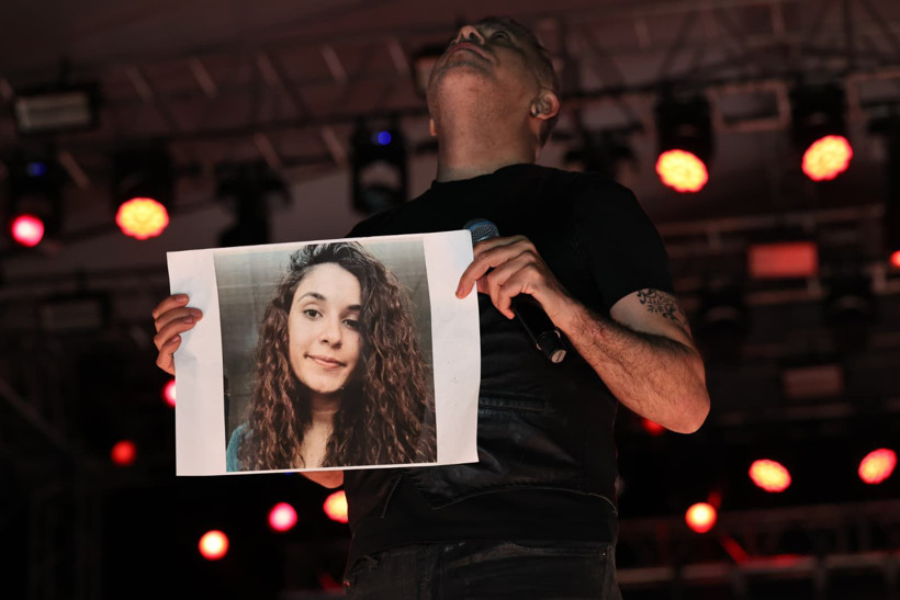 Haluk Levent, Gülistan Doku posteri açıp türkü söyledi - Resim : 3
