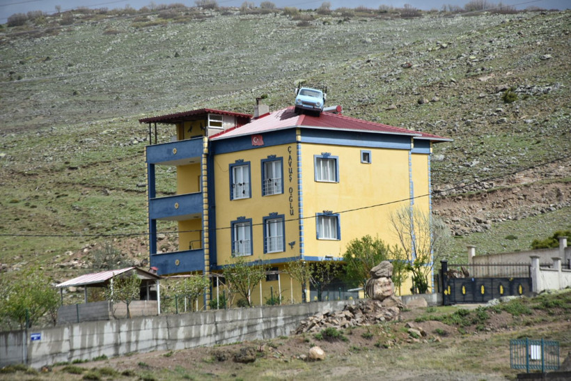 Burası Karadeniz değil: Herkes bu sorunun cevabını arıyor: O araç oraya nasıl çıktı - Resim: 1