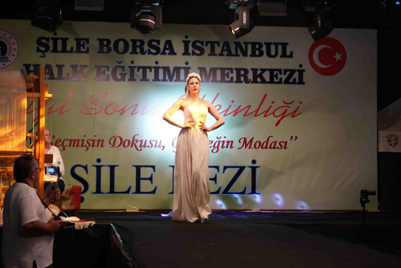 Şile bezi defilesi nefes kesti: Çizgilerle podyumda ışıldadı - Resim: 1