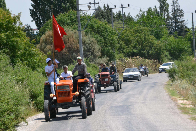 Manisa’da mezarlık krizi patladı: Köylüler traktörlerle sokaklara döküldü - Resim : 1