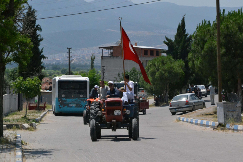 Manisa’da mezarlık krizi patladı: Köylüler traktörlerle sokaklara döküldü - Resim : 2