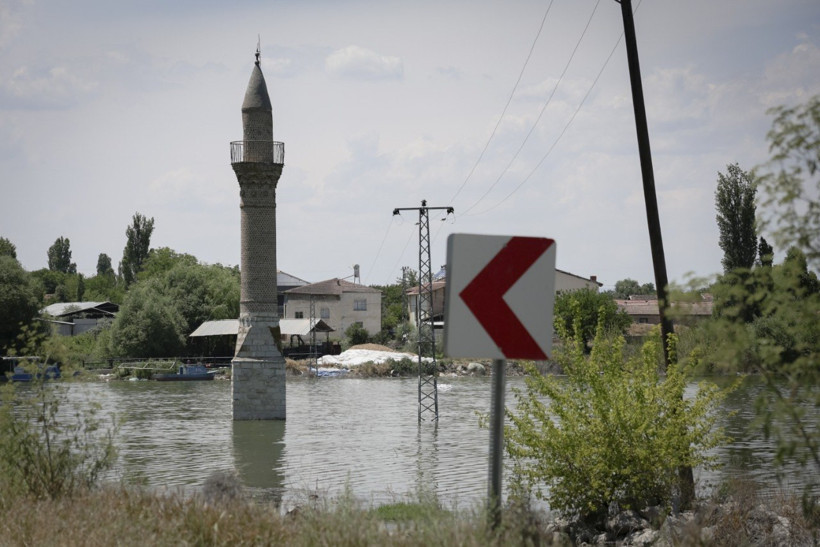 Karakaya Barajı yeniden su altında kaldı - Resim : 1