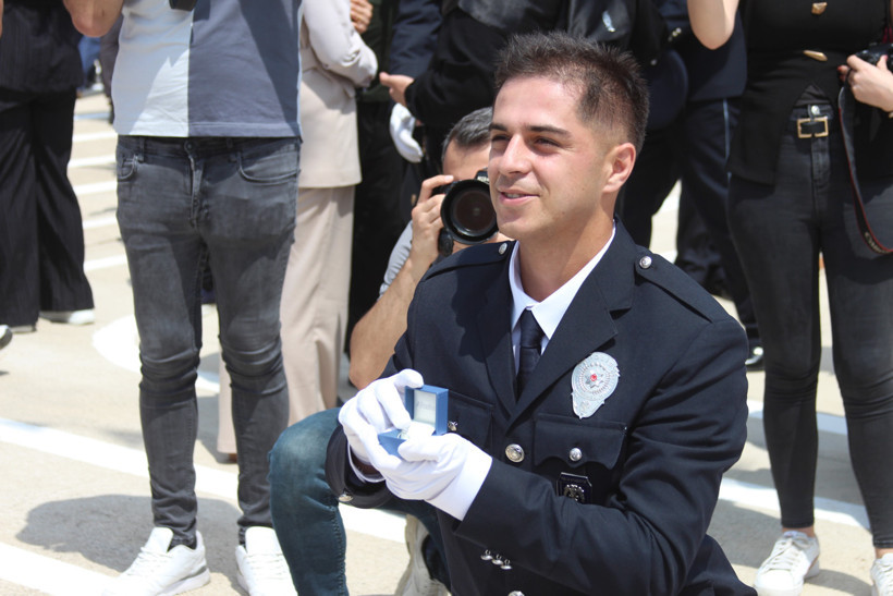 Herkes kep atarken o yüzük çıkardı: Yüzlerce kişinin önünde ‘evet’ dedi - Resim : 1
