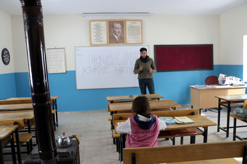 3 yıl boyunca tek başına okudu...İlk kez arkadaşlarıyla karne aldı - Resim: 1
