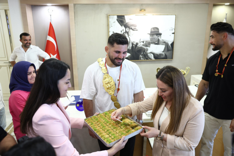 Er Meydanı'ndan Antalya sokaklarına: Altın kemerli şampiyona görkemli kortej - Resim : 1