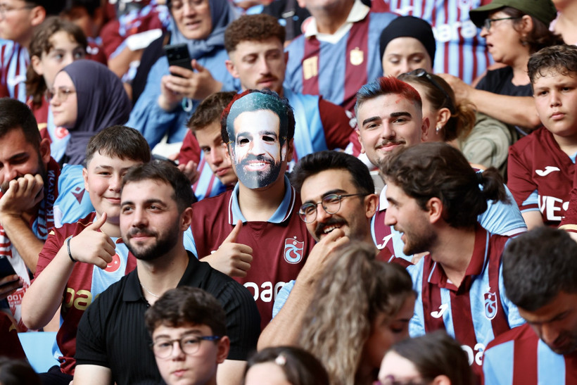 Trabzonspor'da Mohamed Salah coşkusu: On binlerce taraftar imza törenine akın etti - Resim : 1