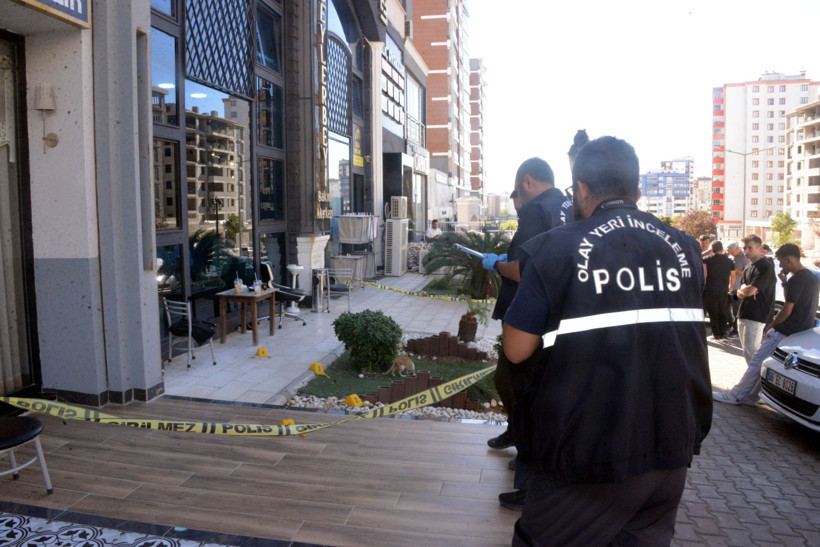 "Kocanın selamı var" diyerek tetiğe bastı: Restoranda terör estirdi - Resim: 1