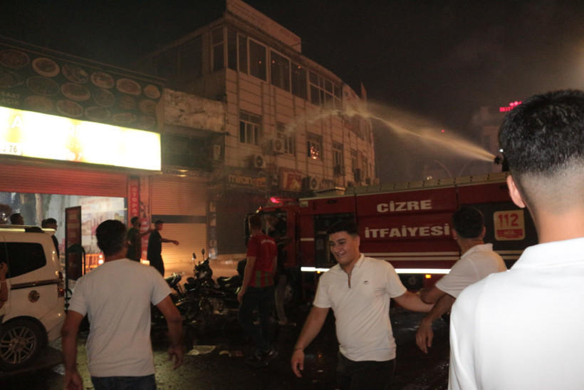 Kutlamalar faciaya dönüyordu: 3 iş yeri ve araç yandı - Resim : 1