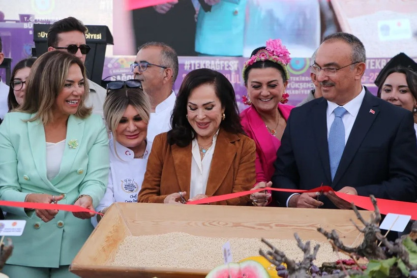 Türkan Şoray Tekirdağ'da mutfağa girdi: Sahneye çıkıp yaprak sardı - Resim : 1