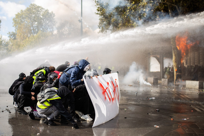Fransa'da sokaklar savaş alanına döndü: 1200 kişi gözaltına alındı 150 polis yaralandı - Resim : 4