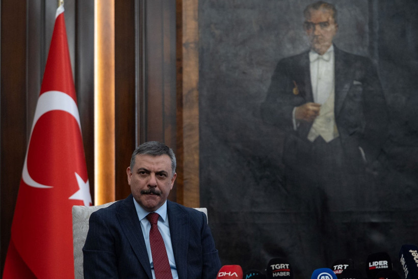 Yeni bakana Atatürk’lü karşılama - Resim : 1