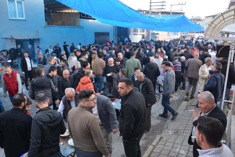 Asırlık gelenek bozulmadı: Dev kazanlarda pişen keşkekler 20 bin kişiye ikram edildi - Resim : 4