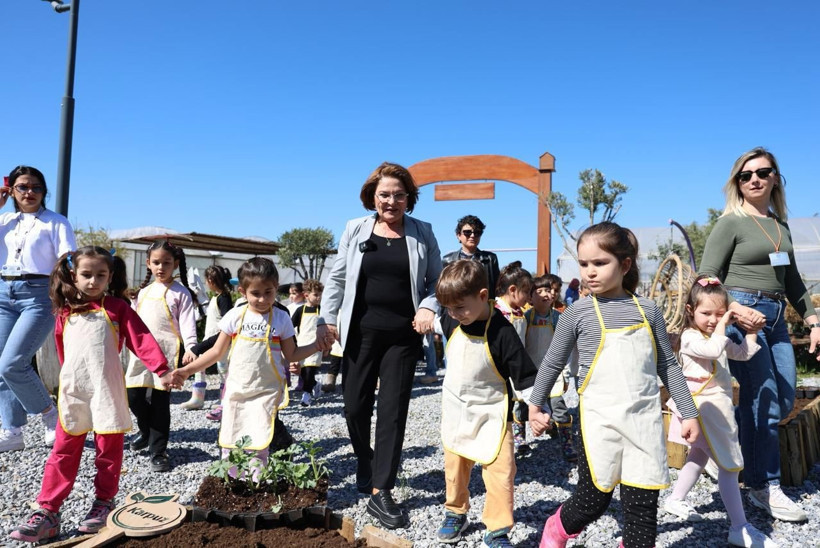 Didim’de çocuklar toprakla buluştu: Kendi ektikleri marulları hasat ettiler - Resim : 4