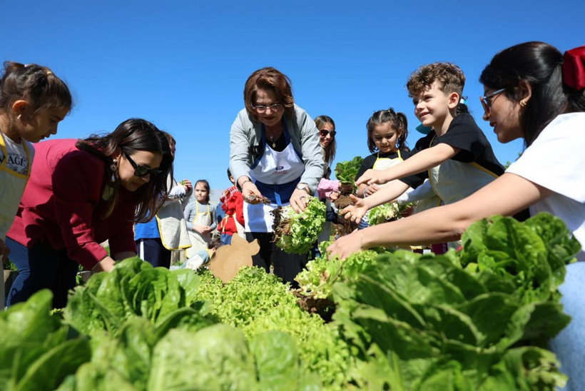 Didim’de çocuklar toprakla buluştu: Kendi ektikleri marulları hasat ettiler - Resim : 5