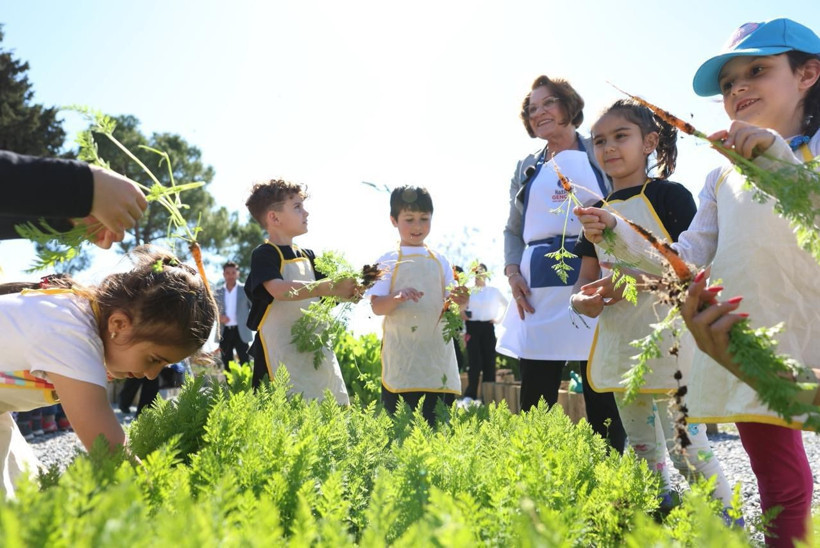 Didim’de çocuklar toprakla buluştu: Kendi ektikleri marulları hasat ettiler - Resim : 3