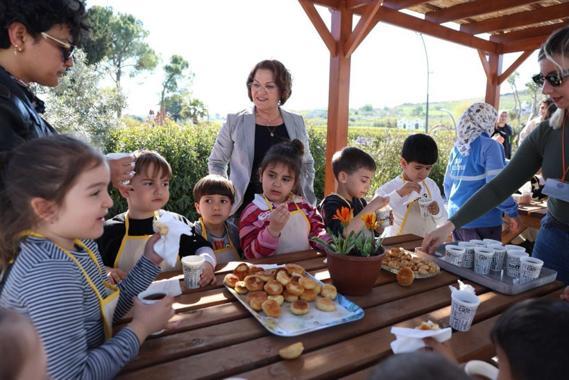 Didim’de çocuklar toprakla buluştu: Kendi ektikleri marulları hasat ettiler - Resim : 1