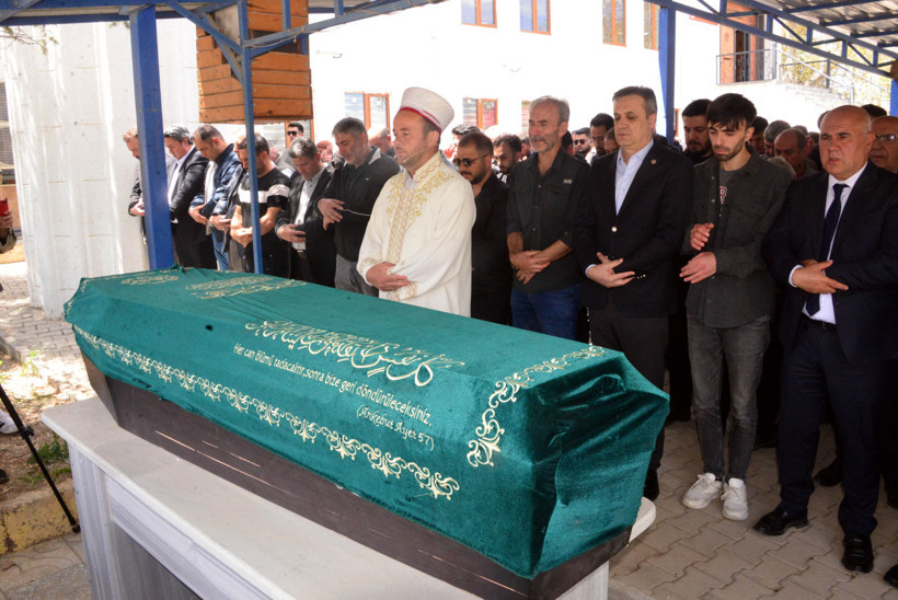 Kübra’nın cenazesinde isyan: Katillere öfke adalete feryat - Resim : 1