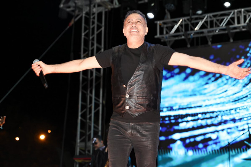 Haluk Levent, Gülistan Doku posteri açıp türkü söyledi - Resim : 1
