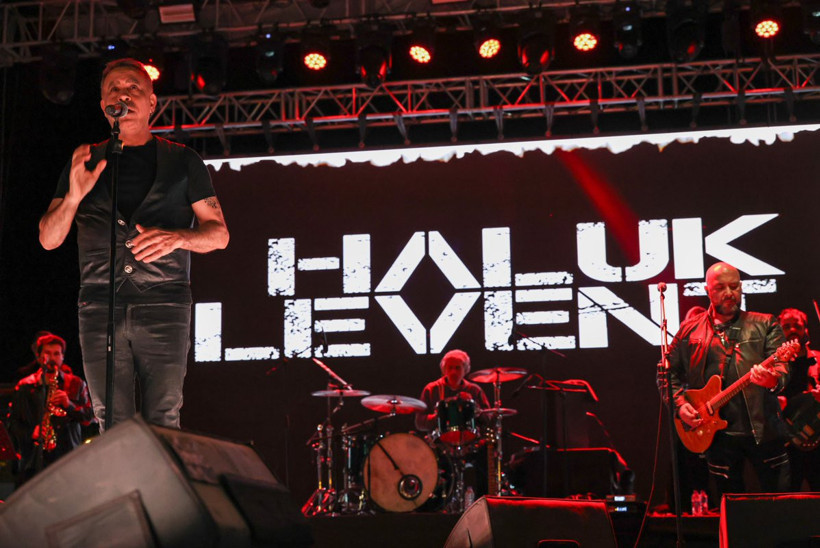 Haluk Levent, Gülistan Doku posteri açıp türkü söyledi - Resim : 2