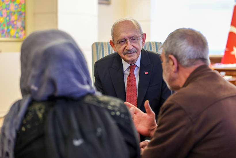 Kılıçdaroğlu, mağdur aileyi makamında kabul etti - Resim : 1