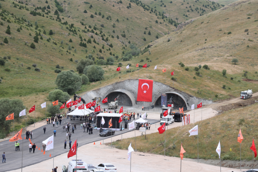O geçitteki 13 keskin viraj tarih oluyor: Sürücülerin kabusu olan yol 5 dakikaya inecek - Resim: 11