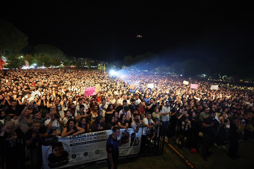 İrem Derici sahneyi salladı: 104 yıllık gurur dev konserle taçlandı - Resim : 1