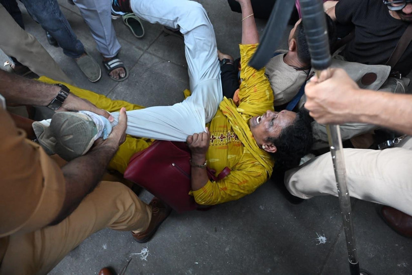 Delhi'de Hamam böceği eyleminde yüzlerce protestocu gözaltına alındı - Resim : 1